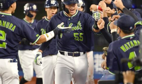 ヤクルト・村上が36号先制満塁弾！リーグトップ巨人・岡本和に1本差