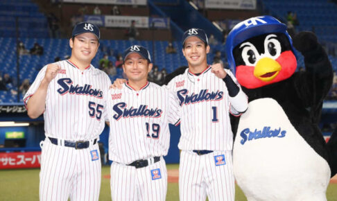 ヤクルト・山田　球団タイ5度目の30発も「ある人物にすぐ抜かれる」視線の先でニヤリ