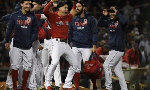 レッドソックスが宿敵ヤンキース下し地区シリーズ進出　出場登録外れた澤村もベンチで声援