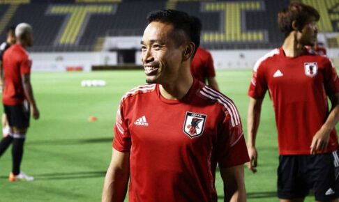 批判に晒される35歳・長友佑都は、限界説を撥ね返せるか？　今こそ試される逆境の転換力