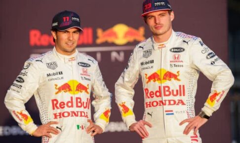 レッドブル・ホンダF1、ホワイト＆日本語バージョンのレーシングスーツを公開。ファンへの感謝を込めた特別デザイン