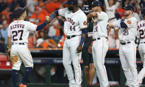 アストロズが本拠地での地区シリーズ初戦に快勝 　先発マクラーズが快投