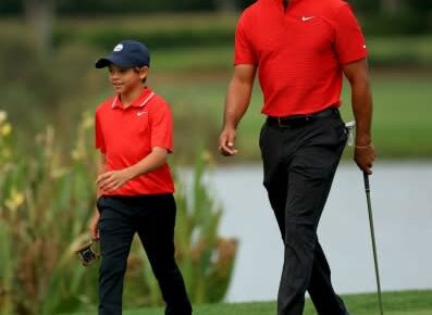 タイガーが息子のジュニア大会に姿を見せる！　事故後初の“松葉杖なし”