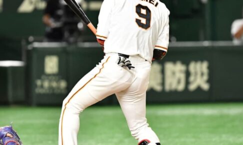 巨人・亀井が登録抹消　前日の試合で左ふくらはぎに死球　