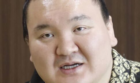 元横綱白鵬の間垣親方が力士を〝初指導〟部屋の上がり座敷から稽古を見守る