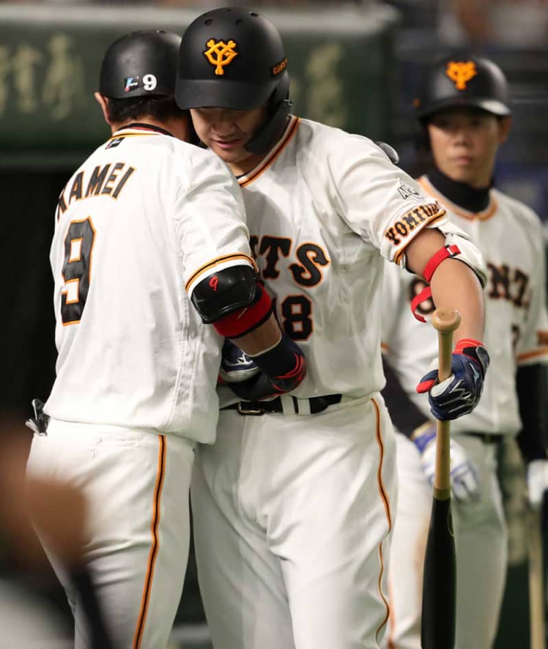 引退・亀井が結束強めた! 巨人が燕に完勝でCS進出決定 引退・亀井が結束強めた! 巨人が燕に完勝でCS進出決定