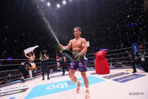 【格闘技／RIZIN.31】フェザー級新王者に牛久絢太郎　斎藤裕「できる、できるよ！」の声も虚しく流血ドクターストップ