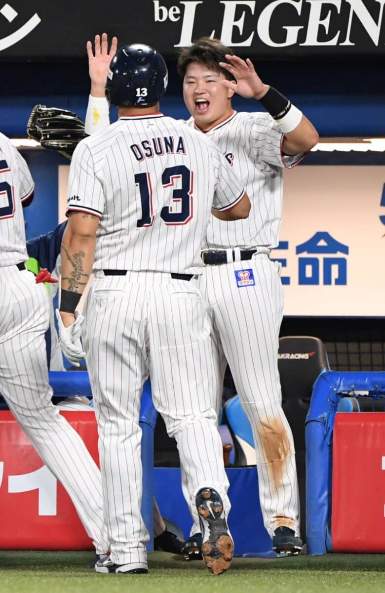 ヤクルト快勝で“V王手”のマジック2！主砲村上の一打から一挙6得点　最短26日胴上げ