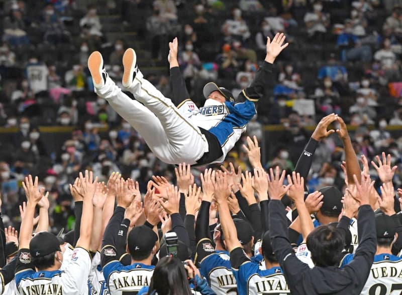 退任の栗山監督「来年は必ず、皆さんに優勝というプレゼントを」札幌D最終戦で思い 退任の栗山監督「来年は必ず、皆さんに優勝というプレゼントを」札幌D最終戦で思い