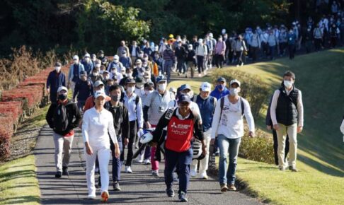 渋野日向子　連続バーディーで単独首位に浮上