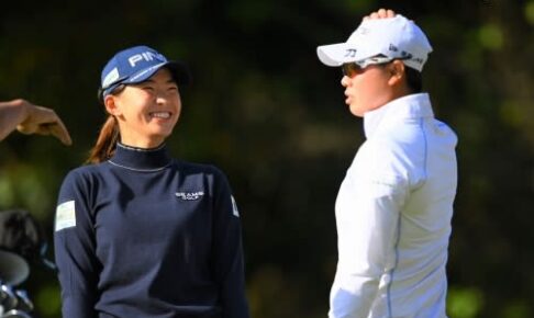 メジャー女王対決は笑顔の連続　渋野日向子は“背比べ”“ダジャレ”“イーグル2発”で大盛り上がり