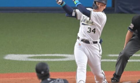 右尺骨骨折から復帰のオリックス・吉田正　三回に中前打を放つ