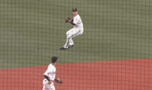 守備位置深すぎ？　遊撃後方からノーバン送球…19歳の“鬼肩”が「坂本と同じくらい」