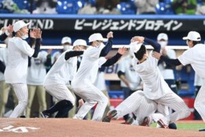 ヤクルト　まさか？最優秀選手は奥川　頭を抱える塩見にナイン爆笑