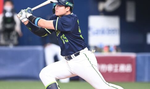 ヤクルト・村上が勝ち越し2ラン！八回、バックスクリーンへ