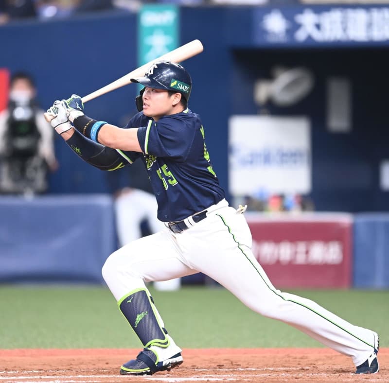 ヤクルト・村上が勝ち越し2ラン!八回、バックスクリーンへ ヤクルト・村上が勝ち越し2ラン!八回、バックスクリーンへ