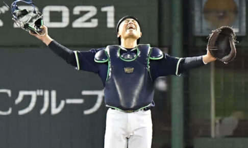 シリーズMVP　ヤクルト中村悠平が感極まる　お立ち台で涙