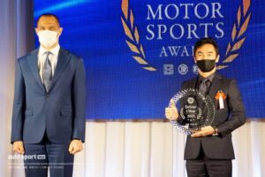佐藤琢磨が2021年『ドライバー・オブ・ザ・イヤー』に輝く　JAF表彰式でスポーツ庁室伏長官から表彰