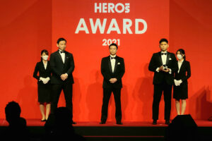 左からプレゼンターのラグビー元日本代表の五郎丸歩さん、表彰を受ける千葉ジェッツふなばしの田村征也代表と原修太選手