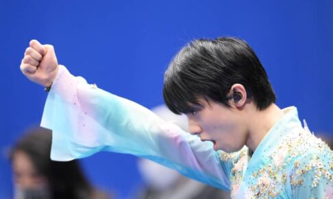 羽生結弦の4回転半挑戦　6分間練習から観衆も熱視線　手をつき両足着氷