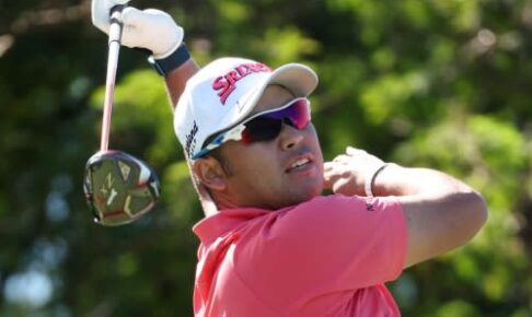 ナイスイーグルも飛び出し松山英樹が首位に浮上！　通算8アンダーに伸ばし後半へ