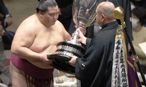 御嶽海が優勝、大関昇進確実に　3度目の賜杯、初場所