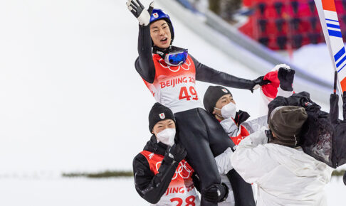 【北京五輪】日本、大会初の金メダルは24年ぶりのジャンプ、小林陵侑が海外開催大会で偉業