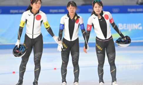 無念の銀メダルに転倒の高木菜那は号泣「ごめん」仲間の励ましもしばらく立ち上がれず