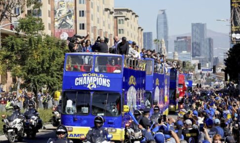 NFL、ラムズが優勝パレード　地元ロサンゼルスで