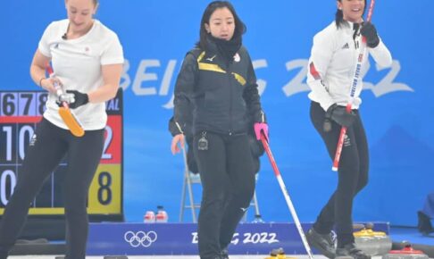 「琴美ちゃんにメダル」結実　藤沢が石崎に銀メダルかけ抱き合う　冬季最年長メダリスト