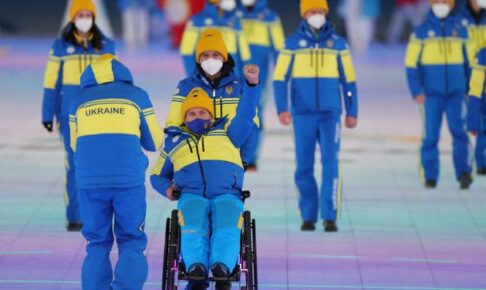 【北京パラリンピック】ウクライナ選手団、開会式で拳を突き上げて入場