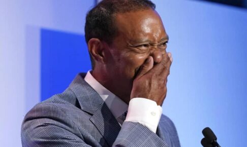 タイガー・ウッズがゴルフ殿堂入り　式典で涙ぐみ感無量