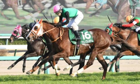 【中山牝馬S】松岡が骨折から復帰後初の重賞V　ブービー15番人気のクリノプレミアムが直線一気
