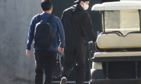 大谷翔平、5年目に向けてキャンプ施設で身体検査 ファンの声援に手を上げる 大谷翔平、5年目に向けてキャンプ施設で身体検査 ファンの声援に手を上げる