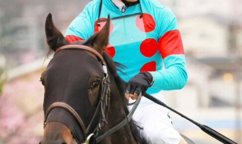 【毎日杯】4番人気ピースオブエイトが逃げ切り無傷3連勝で重賞初制覇