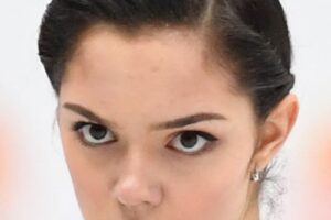 フィギュアのメドベージェワが男性誌の表紙に「うれしいです。お見逃しなく」　
