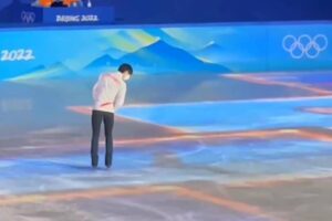 羽生結弦がリンクをのぞき込み…　北京五輪でのある仕草が「かわいすぎる」と話題に
