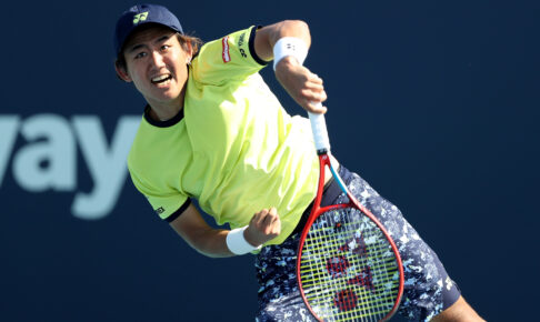 MIAMI GARDENS, FLORIDA - MARCH 28: Yoshihito Nishioka of Japan returns a shot to Lloyd Harris of South Africa during the Men's Singles match on Day 8 of the 2022 Miami Open presented by Itaú at at Hard Rock Stadium on March 28, 2022 in Miami Gardens, Florida. (Photo by Megan Briggs/Getty Images)