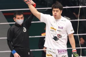 RIZIN“日本ヘビー級最後の砦”シビサイ、TKO圧勝も歓喜のプランチャ自爆