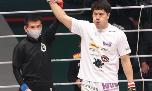 RIZIN“日本ヘビー級最後の砦”シビサイ、TKO圧勝も歓喜のプランチャ自爆