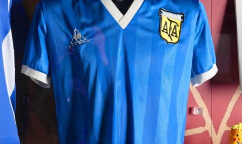 「神の手」ゴールを生んだマラドーナの伝説ユニホームが11億円で落札　