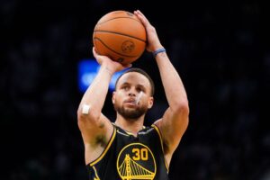【NBA】カリーが43得点、ゴールデンステート・ウォリアーズ勝利で2勝2敗に