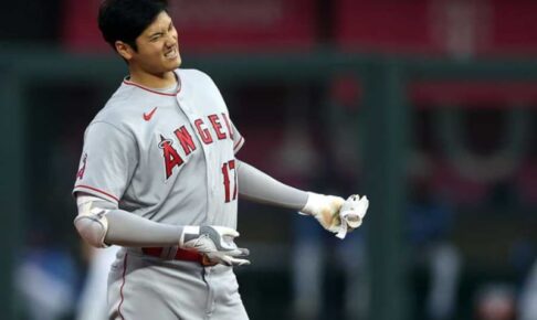 【MLB】大谷翔平、右膝に自打球も“快足”二塁打　痛み堪えて爆走…悶絶の2試合ぶり安打
