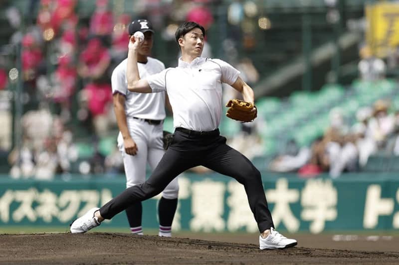 【高校野球】元日本ハム・斎藤佑樹氏が始球式 球場沸く内角直球「球児のみなさんへの敬意を込めて」 【高校野球】元日本ハム・斎藤佑樹氏が始球式 球場沸く内角直球「球児のみなさんへの敬意を込めて」