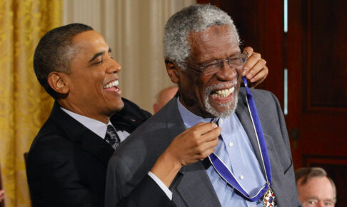 2011年2月15日、オバマ大統領（当時）から自由勲章を授かるビル・ラッセル (C) Getty Images