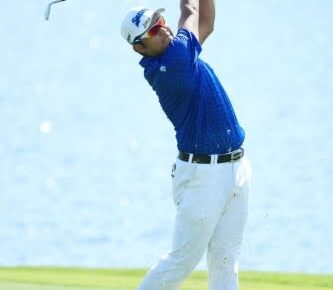 松山英樹は圧巻「63」で暫定9位　シェフラーが首位キープ、2度の雷雲接近で競技は順延