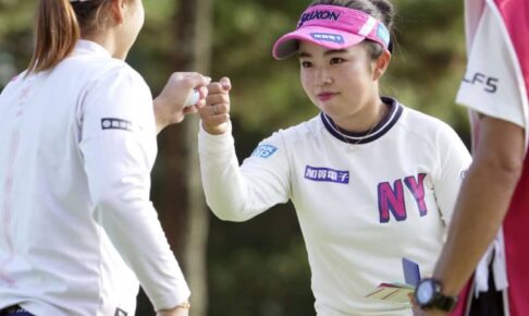 女子ゴルフ、山下が首位スタート　今季最終戦、リコー杯第1日