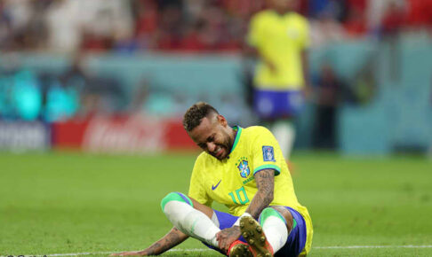 【カタールW杯】右足首負傷のネイマールがベンチで涙…チッチ監督「ワールドカップを続けられると信じている」