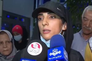 髪を覆わず国際大会で競技したイラン女子選手、家族の家が解体される