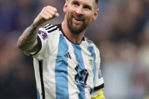 「他国の人からは見苦しいかもしれない」レジェンドOBが語るアルゼンチン代表とファンの“特異な一体感”。泥臭いタレント軍団を牽引するメッシは美しく、感動的だ【W杯】